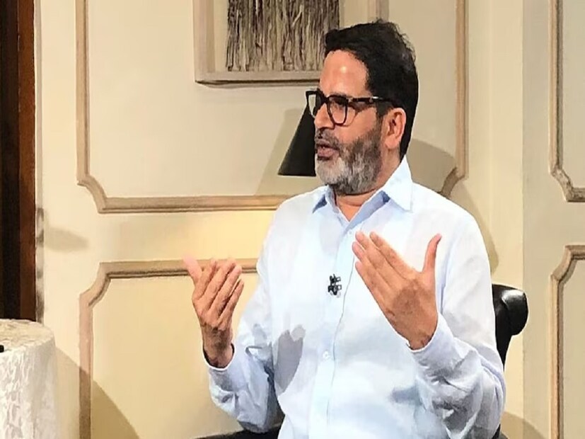 এর আগে প্রশান্ত কিশোর স্পষ্ট করে জানিয়ে দিয়েছিলেন, ৩৭০ আসন বিজেপি হয়ত পাবে না, তবে, ২৭০ আসনের নীচেও নামবে না। বিজেপি ২০১৯ সালে ৩০৩টি আসন জিতেছিল। এবারও তার আশপাশেই থাকতে পারে জেতা আসনের সংখ্যা। তবে দেখতে হবে ২০১৯ সালে কোন কোন এলাকায় থেকে তারা বেশি আসন পেয়েছিল। ৩০৩টির মধ্যে ২৫০টি ছিল উত্তর পশ্চিমের রাজ্যগুলি থেকে। এই রাজ্যগুলিতে কি ৫০টির বেশি আসনে হারের মুখ দেখতে পারে বিজেপি? এই সব বিষয়গুলি খতিয়ে দেখা প্রয়োজন।’ মত প্রশান্ত কিশোরের।  