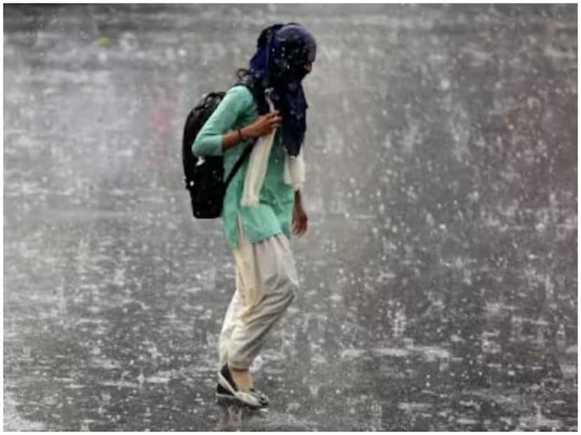 বৃষ্টিতে ভিজে যাওয়ার পর বাড়িতে এসে প্রথমেই যত দ্রুত সম্ভব ভেজা জামাকাপড় খুলে ফেলুন। ভেজা জামাকাপড় ছেড়ে তাড়াতাড়ি শুকনো জামাকাপড় পরে নিন। ভেজা জামাকাপড় থেকেই বেশি ঠান্ডা লাগে। 