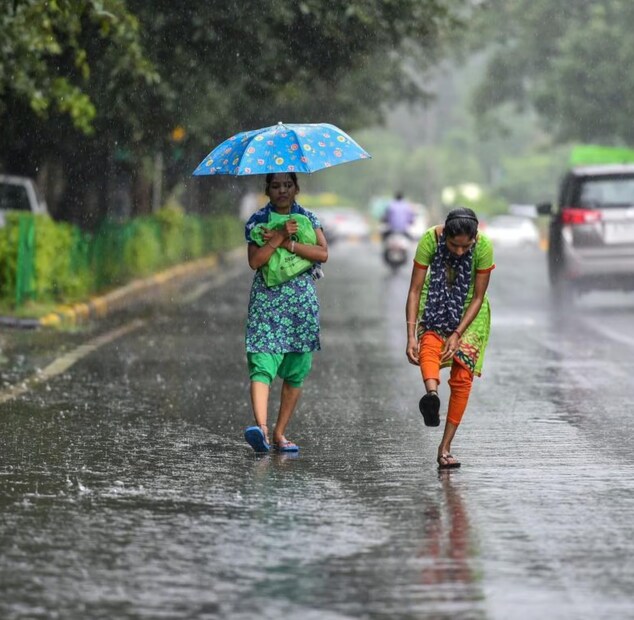 রবিবার থেকে বৃষ্টির পরিমাণ কমবে। দক্ষিণবঙ্গ ও উত্তরবঙ্গের সব জেলাতেই বজ্রবিদ্যুৎ-সহ হালকা থেকে মাঝারি বৃষ্টি দফায় দফায় দিনভর চলবে। সঙ্গে হালকা ঝোড়ো বাতাস। ৩০ থেকে ৫০ কিলোমিটার প্রতি ঘণ্টা গতিবেগে দমকা বাতাস বইতে পারে। বজ্রপাতের আশঙ্কা থাকবে। 