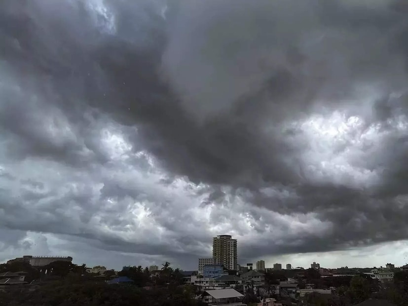 পূর্ব মেদিনীপুর  দিঘা সকাল থেকে মেঘলা আকাশ। ঝিরঝির বৃষ্টি। শুধু দিঘা নয় পূর্ব মেদিনীপুর জেলার সর্বত্রই সকাল থেকে মেঘলা আকাশ। অন্যদিকে চলছে তাই বঙ্গোপসাগরে নিম্নচাপ সৃষ্টি হওয়ার পূর্বাভাস দিয়েছে মৌসম ভবন। Photo- Representative