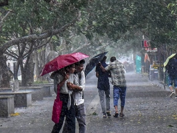 আগামী কয়েক ঘণ্টায় ঝড়-বৃষ্টির পূর্বাভাস রাজ্যের বেশ কয়েক জেলায় !