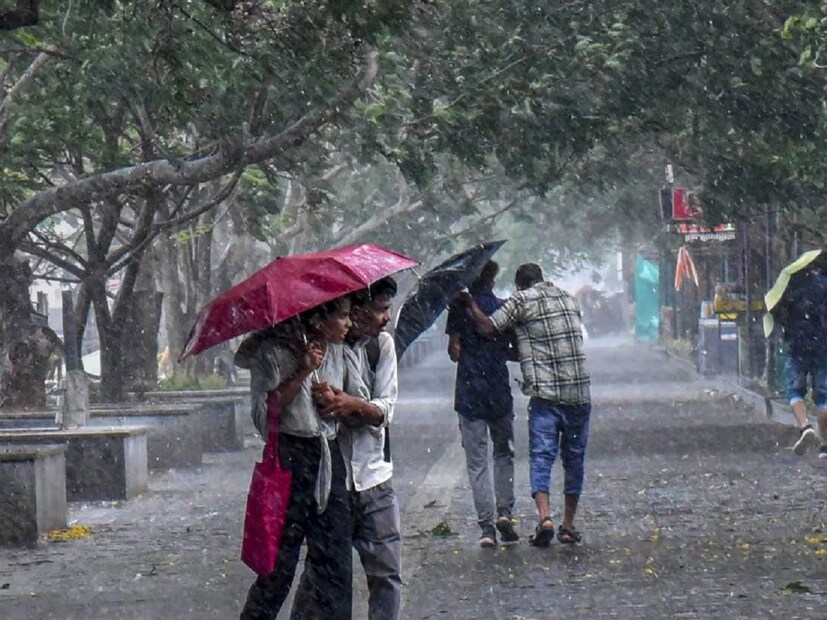 আগামী দু'ঘণ্টায় বজ্রবিদ্যুৎ-সহ ঝড়-বৃষ্টির পূর্বাভাস। মালদহ, মুর্শিদাবাদ ও দক্ষিণ দিনাজপুর জেলায় ঝড়-বৃষ্টির সতর্কতা রয়েছে। বজ্রবিদ্যুৎ-সহ হালকা থেকে মাঝারি বৃষ্টির সতর্কতা। বৃষ্টির সঙ্গে ৪০ কিলোমিটার প্রতি ঘণ্টা বেগে দমকা ঝোড়ো হাওয়া বইবে। থাকবে বজ্রপাতের আশঙ্কাও। সতর্কতা আলিপুর আবহাওয়া দফতরের।