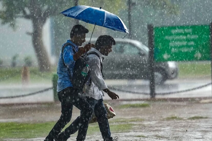 কলকাতায় বৃহস্পতিবার সকালে আংশিক মেঘলা আকাশ। পরে মেঘলা আকাশ। সকালে মনোরম আবহাওয়া থাকলেও বেলা বাড়লে সূর্যের তাপে গরম অনুভূত হবে। বিকেল বা সন্ধ্যার পর ঝড়-বৃষ্টির সামান্য সম্ভাবনা রয়েছে। আগামিকাল, শুক্রবার ঝড়-বৃষ্টির সম্ভাবনা বেশি। বজ্রবিদ্যুৎ-সহ হালকা মাঝারি বৃষ্টির সম্ভাবনা প্রবল। ঝড়-বৃষ্টি চলবে শনিবার পর্যন্ত। 