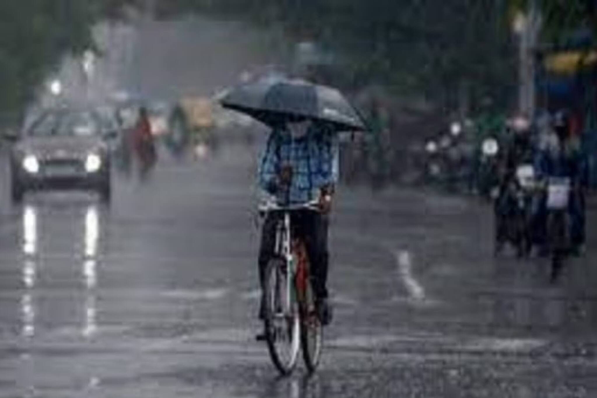 রাত থেকেই বৃষ্টি রাজ্যে, রবিবারও ভিজতে পারে একাধিক জেলা, জানাল আবহাওয়া দফতর