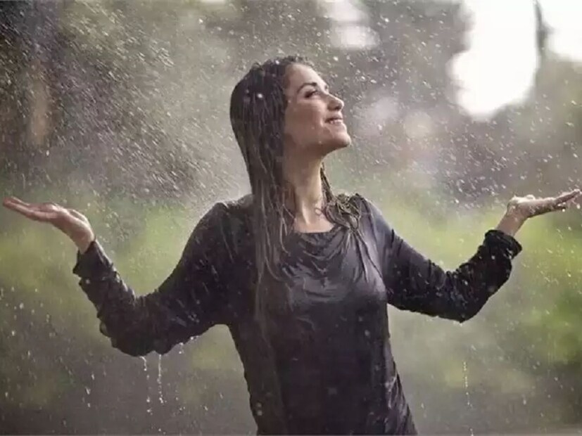 যদি বৃষ্টিতে ভিজে বাড়িতে পৌঁছান তবে কখনই ফ‍্যানের নীচে বসবেন না। এতে বেশি ঠান্ডা লাগতে পারে। যেকোনও ধরণের ঠান্ডা পানীয় এড়িয়ে চলুন। গরম জিনিস খেতে পারেন।