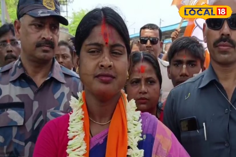 *তবে সন্দেশখালিতে তৃণমূলের বিরুদ্ধে আন্দোলনের মুখ রেখা পাত্রের সম্পত্তির হিসাব নিকাশ জানলে আপনি অবাক হবেন। প্র‍থমেই জানা যাক তাঁর শিক্ষাগত যোগ্যতা। যোগ্যতা সম্পর্কে হলফনামায় উল্লেখ করেছেন, ২০০৩ সালে তিনি সন্দেশখালির উত্তর বউঠাকুরানি এফ পি বিদ্যালয় থেকে পঞ্চম শ্রেণি পাশ করেন।