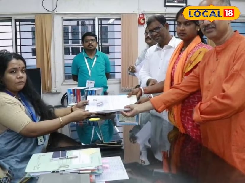 *রেখা পাত্রের মোট সম্পত্তির পরিমাণ কত জানেন? বছরের শুরু থেকে রাজ্যে সংবাদ শিরোনামে সন্দেশখালি। সেই সন্দেশখালি বিধানসভা, যা বসিরহাট লোকসভা কেন্দ্রের অন্তর্গত। সন্দেশখালির মাটিতে আন্দোলনের মুখ হিসাবে উঠে আসেন বসিরহাট লোকসভা কেন্দ্র থেকে বিজেপির প্রার্থী গ্রামের বধূ রেখা পাত্র। রেখা পাত্রই ২০২৪ লোকসভা নির্বাচনে আলোচিত প্রার্থী। প্রতিবেদনঃ জুলফিকার মোল্যা। 