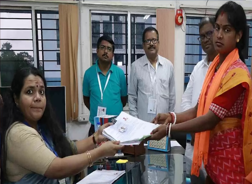 *নির্বাচনী অ্যাকাউন্ট-সহ তাঁর মোট দুটি অ্যাকাউন্ট রয়েছে। ওই দুটি অ্যাকাউন্টের মধ্যে স্টেট ব্যাঙ্ক অফ ইন্ডিয়ার অ্যাকাউন্টে রয়েছে মাত্র ১০ হাজার ৭৬৪.৫৪ টাকা। অন্যদিকে তার স্বামী সন্দীপ পাত্রের হাতে নগত টাকা আছে ৩০০০ টাকা ও অ্যাকাউন্টে রয়েছে ৪ হাজার ৬৯২ টাকা।