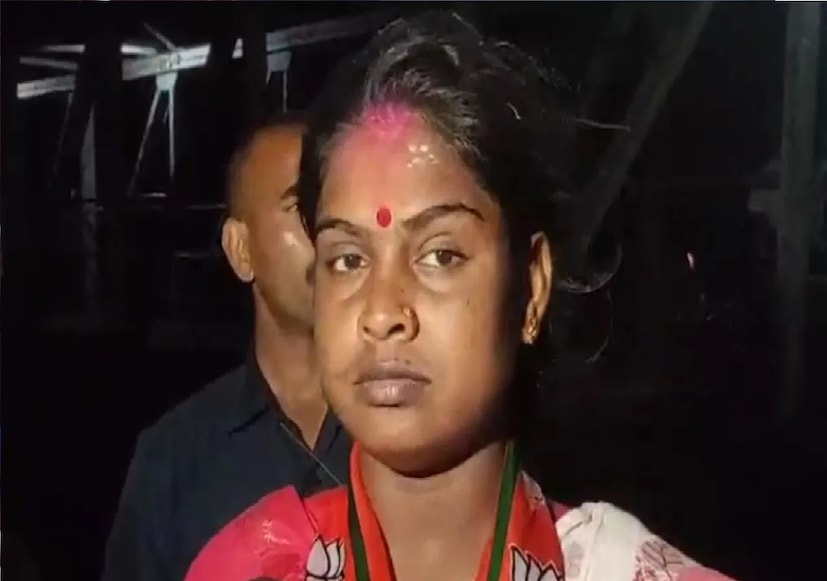 *বৃহস্পতিবার রেখা মনোনয়নপত্রের সঙ্গে জমা দেওয়া হলফনামায় যে পরিমাণ সম্পত্তি এবং রোজগার রয়েছে তাতে তার আয়কর রিটার্ন জমা দেওয়ার কোনও তথ্য নেই। রেখা পাত্রের পাশাপাশি তাঁর স্বামী সন্দীপ পাত্রেরও কোনও তথ্য নেই। তবে রেখা পাত্রের বিরুদ্ধে একাধিক মামলা রয়েছে। রেখা পাত্র হলফনামায় নিজের স্থাবর ও অস্থাবর সম্পত্তি সম্পর্কে যে তথ্য দিয়েছেন তা থেকে জানা যাচ্ছে, তাঁর হাতে রয়েছে নগদ মাত্র ৩০০০ টাকা।