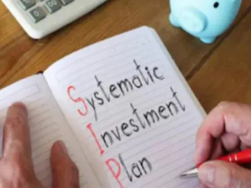 কিন্তু, SIP ক্যালকুলেটর অনুযায়ী ধরে নেওয়া যেতে পারে ১০ বছরে ২০ লক্ষ টাকার ফান্ড গড়ে তুলতে প্রতি মাসে প্রায় ৮৭০০ টাকা করে বিনিয়োগ করে যেতে হবে।