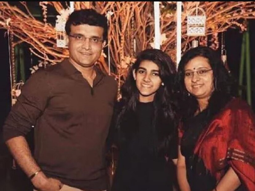 স্নাতক স্তরের পড়াশোনা শেষ করার আগেই বিখ্যাত বহুজাতিক সংস্থা পিডব্লিউসি-তে ইন্টার্নশিপ শুরু করেন সানা৷ 