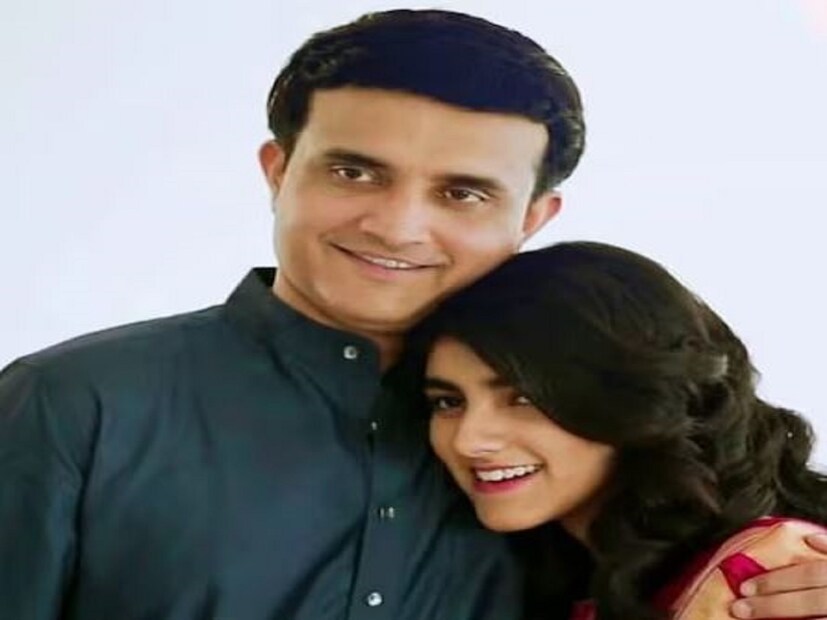 বাবা দেশের কিংবদন্তি ক্রিকেটারদের মধ্যে অন্যতম৷ মা বিখ্যাত নৃত্যশিল্পী৷ যদিও নিজের পেশা হিসেবে কর্পোরেট জগৎকেই বেছে নিয়েছেন সানা গঙ্গোপাধ্যায়৷