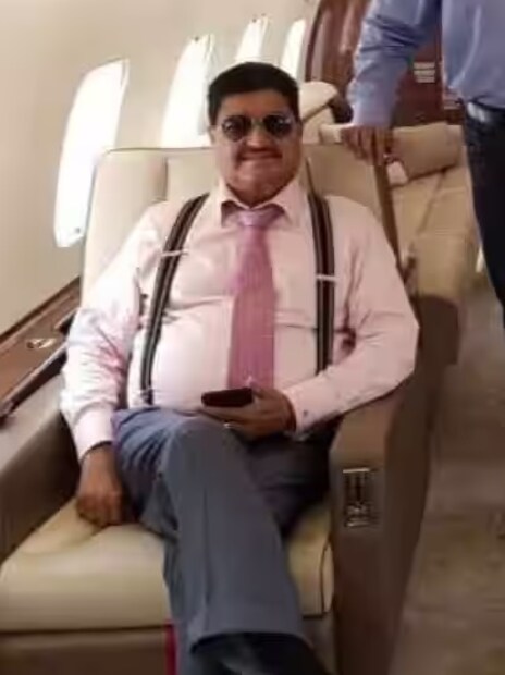 কারণ দরিদ্র থেকে তিনি ধনবান হয়েছেন, আবার এক সময় নিঃস্বও হয়ে গিয়েছেন। আসলে হাতে মাত্র ৬৬৫ টাকা নিয়ে ভারত থেকে গালফে পাড়ি দিয়েছিলেন বিআর শেঠি। সেখানেই নিজের ভাগ্য উজ্জ্বল করেন তিনি। আর ১৮,০০০ কোটি টাকার বিপুল সম্পত্তির মালিকও হয়ে ওঠেন। আসলে বিআর শেঠির ব্যবসা এনএমসি হেলথ রীতিমতো ফুলেফেঁপে ওঠে। 