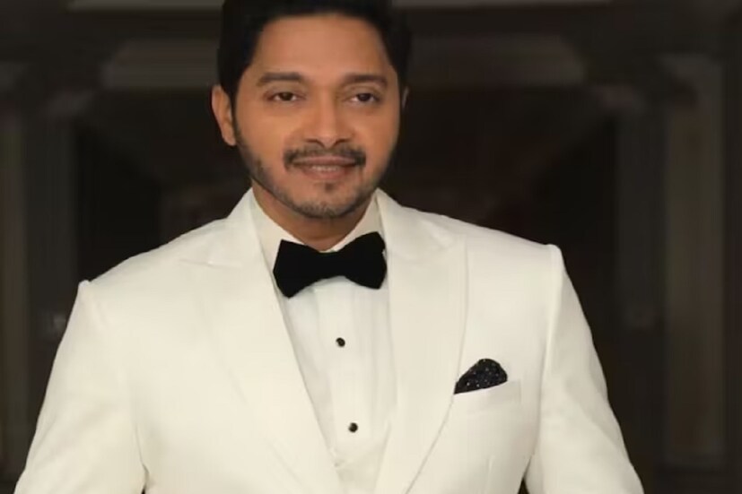 অকাট্য প্রমাণ খুঁজে বের করতে চান শ্রেয়স: করোনা ভ্যাকসিন নিয়ে সন্দেহ রয়েছে অভিনেতা শ্রেয়স তলপড়ের। সে কথা গোপনও করেননি তিনি। অভিনেতার স্পষ্ট কথা, “ভ্যাকসিনের নামে আমাদের শরীরে কী ঢুকিয়ে দেওয়া হয়েছে, কেউ জানে না। ভ্যাকসিন কোম্পানির উপর আমাদের সবার বিশ্বাস রয়েছে। কিন্তু ভ্যাকসিন শরীরে কীভাবে প্রতিক্রিয়া করছে সে সম্পর্কে আমার কাছে কোনও সুনির্দিষ্ট প্রমাণ নেই। তাই এখনই কিছু বলা উচিত হবে না। তবে করোনার ভ্যাকসিন আমার শরীরে কী প্রভাব ফেলেছিল, সেই সম্পর্কে আমি বিশদে জানতে চাই”।