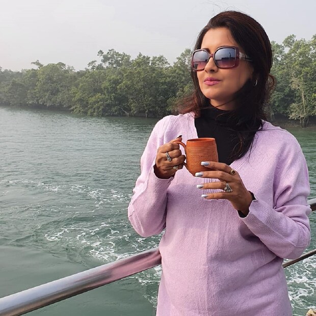 এর পাশাপাশি ঘর-সংসার সামলে চলেছেন দক্ষ হাতে৷ ছেলেকে মানুষ করছেন নিজের হাতে৷ এবং সেই মতোই তিনি নিজের কাজ ও সংসার ব্যালেন্স করেছেন৷ 