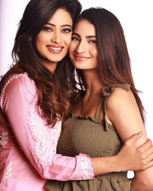 তাঁর মেয়ে পলক তিওয়ারিও এখন উঠতি নায়িকা৷ সইফ আলি খানের ছেলে ইব্রাহিমের সঙ্গে তাঁর প্রেমের গুঞ্জন রয়েছে৷  