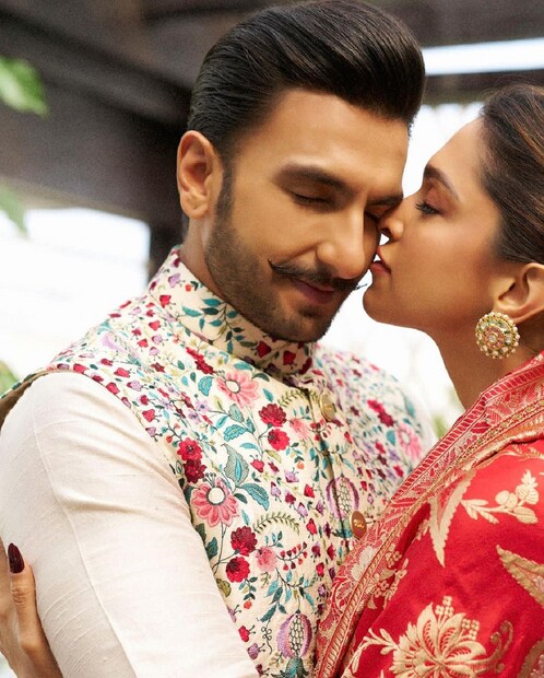 তবে এখনও এই নিয়ে সঠিক তথ্য সামনে আসছে না৷ দু’জনকে দেখা গিয়েছে একসঙ্গে৷ দীপিকাকে আগলে রাখছেন রণবীর! 