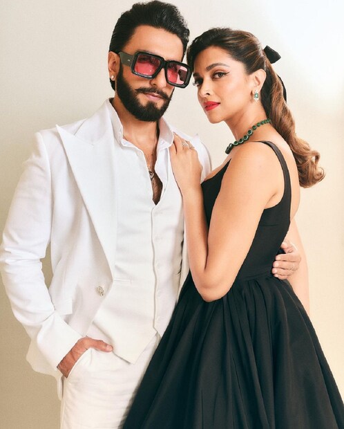 হঠাৎ করে দীপিকার সঙ্গে বিয়ের ছবি মুছে দিলেন রণবীর সিং! সেপ্টেম্বরে আসেছে দীপিকা-রণবীরের প্রথম সন্তান৷ তার মধ্যেই এই আচরণ রণবীরের৷ সকলেই যেন অবাক হয়ে গেল! 