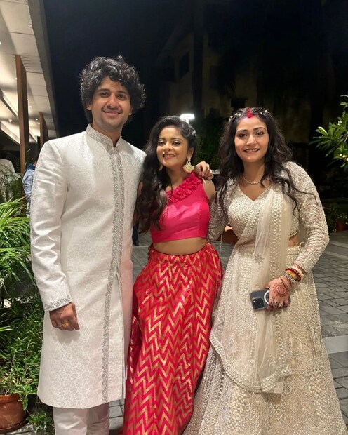 অর্থাৎ দিয়া মুখোপাধ্যায়৷ আদৃত ও কৌশাম্বির মাঝে দাঁড়িয়ে তিনি ছবি তুললেন৷ শুভেচ্ছা জানালেন৷ 