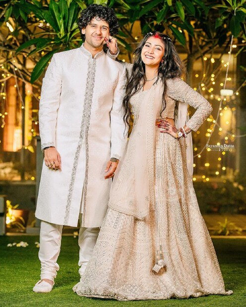 তবে বৌভাতে তাঁদের দু’জনের লুক ছিল একেবারে হটকে৷ সাদা পোশাকে ছিলেন পাত্র-পাত্রী৷ 