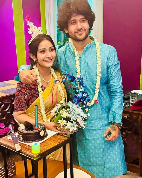 কৌশাম্বি-আদৃতের গলায় রজনীগন্ধার মালা, কৌশাম্বির মাথায় মুকুট৷ একসঙ্গে দু’জনে ছবি দিলেন ইনস্টাগ্রামে৷ হাসিমুখে পাত্র-পাত্রী৷ সকালেই ফ্যানদের চমকে দিলেন এই দুই তারকা৷ 