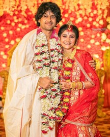 বিয়েতে যাননি, তবে বৌভাতে গেলেন, নবদম্পতির মাঝে দাঁড়িয়ে তুললেন ছবি, ভাইরাল