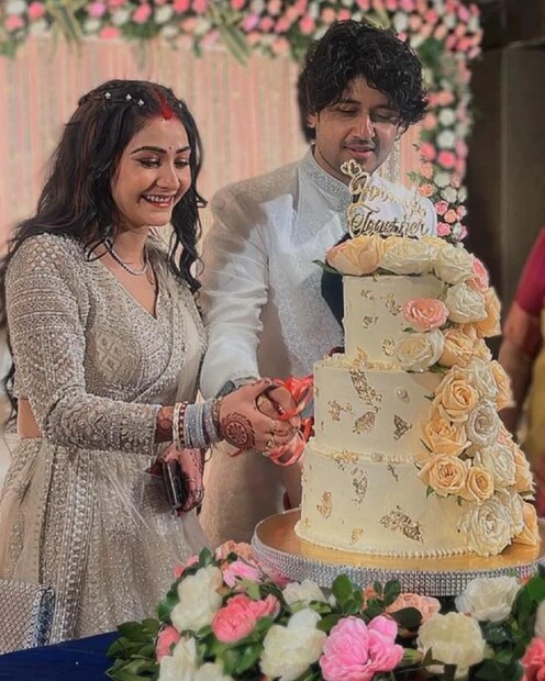 মিঠাই সিরিয়ালের সেট থেকে আদৃত-কৌশাম্বির প্রেম৷ ফলে মিঠাই সিরিয়ালের আলাদা গুরুত্ব রয়েছে তাঁদের জীবনে৷ বিয়ে থেকে রিসেপশনে হাজির ছিল গোটা মিঠাই পরিবার৷ 