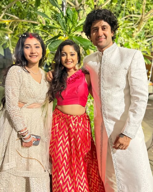 এরপর সকলের সঙ্গে ফোটোও তুললেন দিয়া৷ আদৃত-কৌশাম্বির বিয়ে যেন মিঠাই পরিবারের গেটটুগেদার ছিল!