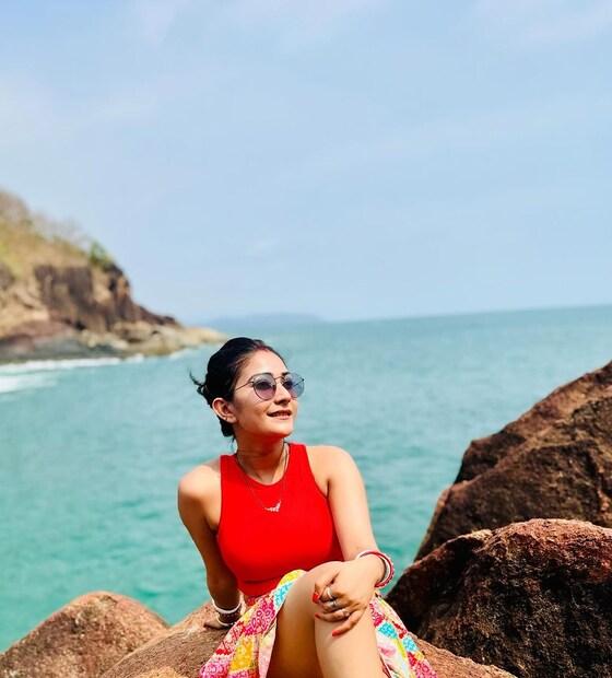 কৌশাম্বি পরেছেন হট প্যান্ট ও শার্ট৷ আদৃত রয়েছেন কুল লুকে৷ 