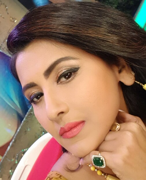 আপতত নিজের ভাগ্যর উপর ভরসা রাখছেন রচনা নিজেও৷ তিনি খুবই জ্যোতিষশাস্ত্রে বিশ্বাসী৷ সেই মতো হাতের আঙুলে রয়েছে ধারণের আংটি৷ ৫টি আংটি পরেন তিনি৷ এক একটি আংটির এক এক ধরনের প্রভাব রয়েছে তাঁর জীবনে৷ নিজে সেকথা জানিয়ে দিলেন অভিনেত্রী-তৃণমূল প্রার্থী৷ 