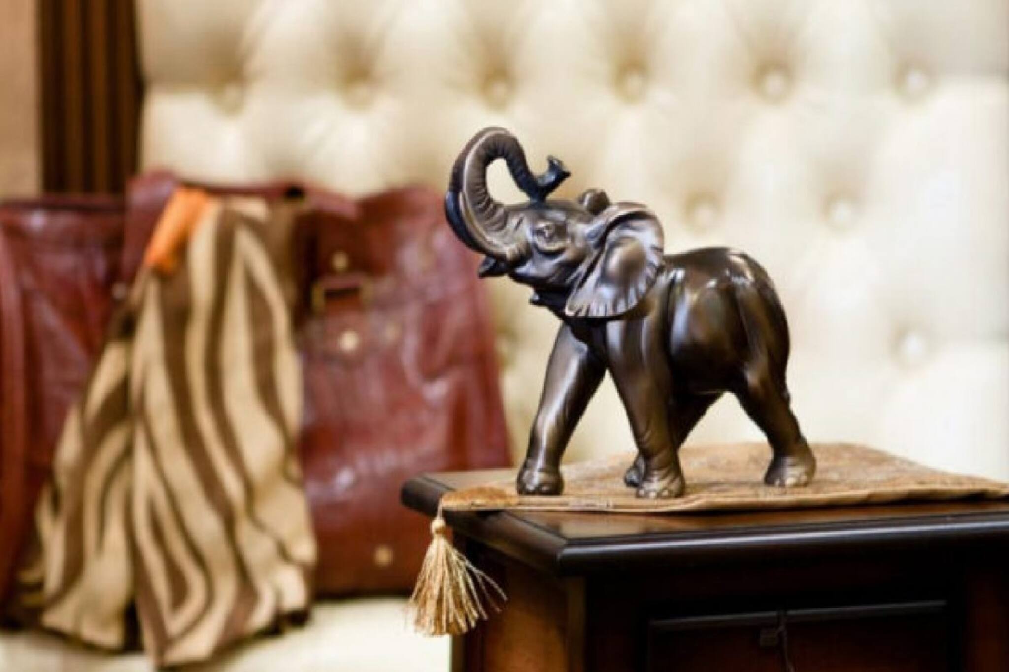 টাকায় ভরে যাবে সিন্দুক, সম্পর্কও হবে মজবুত! ঘরে আনুন এই ৭টি মূর্তি