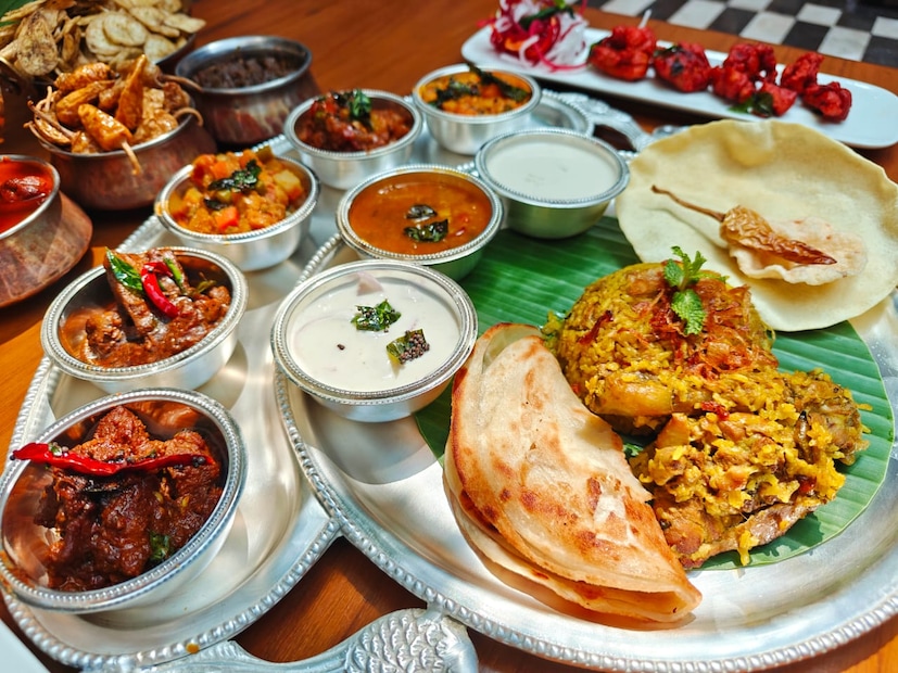 স্যুপের মধ্যে থাকছে তুলসী রসম এবং কোঝি মেলাগু চারু। এরপর অ্যাপেটাইজার হিসেবে রাখা হয়েছে উলুন্ডু বড়াই, পোড়ি ইডলি, মুরুঙ্গাই কীরাই আদাই, এরাল পোরিচাথু, কোঝি উপ্পু কারি এবং ভাইগাই কারি সুক্কা। এবার আসা যাক বিভিন্ন ধরনের কারির কথায়। রয়েছে উরুলাই পাত্তানি কারা মশালা, কাইকারি কুর্মা, আরাচিভিত্তা সম্বর, বিটরুট বিনস পারুপ্পু উসিলি, রয়ালা ইগুরু, মীন মঙ্গা কারি, করাইকুড়ি চিকেন কারি এবং আত্তু এরাচি কুঝাম্বু। 