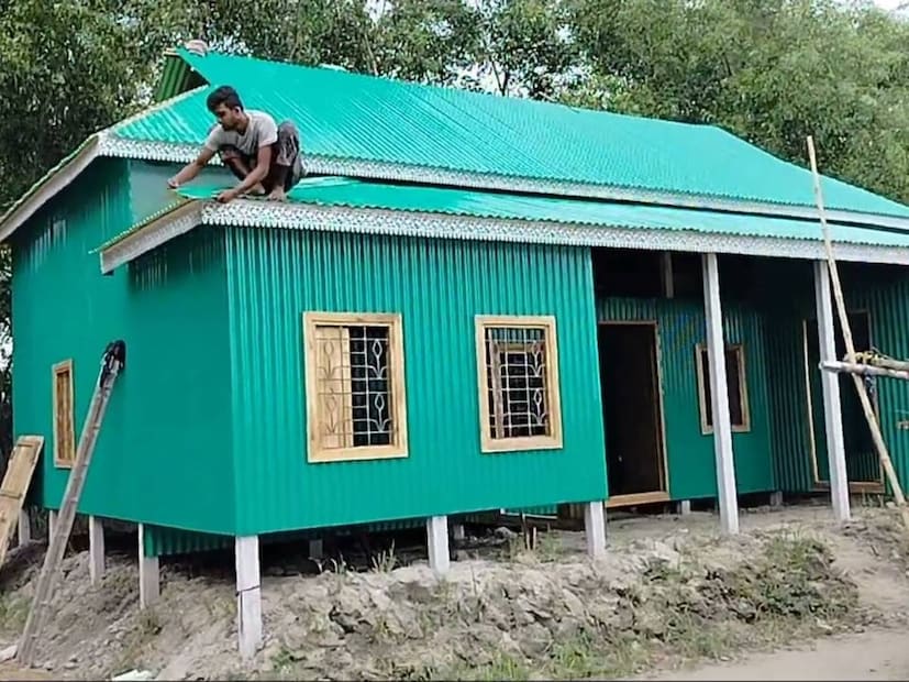 টিনের ঘরের প্রচলন বাংলা জুড়ে ভালরকম আছে৷ অনেকেই নিয়মিত টিনের ঘরে থাকেন বা কোথাও কাজকর্মও করেন৷ কিন্তু এই গরমে সেই ঘরে কাজ করা আরও কঠিন৷ প্রানান্তকর তাপমাত্রায় টিন তেতেপুড়ে ওঠে৷ টিনের ঘরের প্রচলন বাংলা জুড়ে ভালরকম আছে৷ অনেকেই নিয়মিত টিনের ঘরে থাকেন বা কোথাও কাজকর্মও করেন৷ কিন্তু এই গরমে সেই ঘরে কাজ করা আরও কঠিন৷ প্রানান্তকর তাপমাত্রায় টিন তেতেপুড়ে ওঠে৷