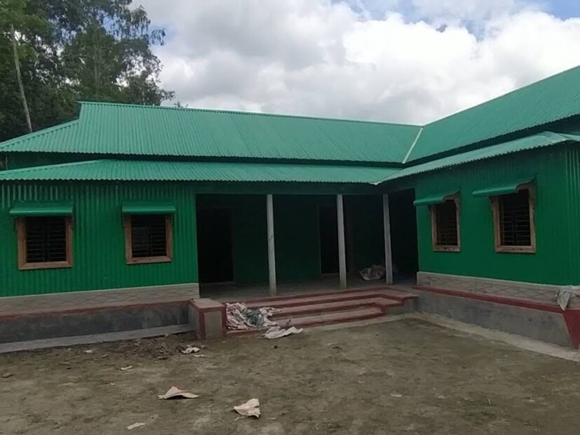 এর প্রথমে আপনাকে কয়েকটি খড়ের আঁটি জোগাড় করতে হবে৷ খড়ের আঁটিতে জল অনেক্ষণ ধরে থাকে৷ সেই খড়ের আঁটি আপনাকে একটা দিন একটু কষ্ট করে টিনের চালে বিছিয়ে দিতে হবে৷ এতে প্রাথমিক ভাবে সরাসরি সূর্যের আলো প্রবেশ করা একটু কমবে৷ 