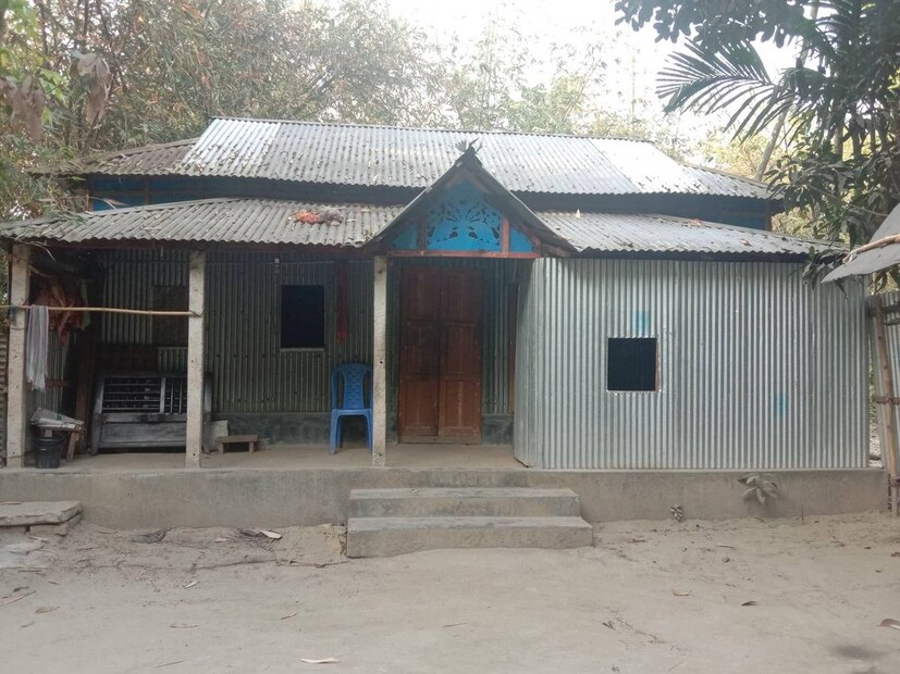 পাশাপাশি, গরমের মধ্যে সেই খড়ের আঁটিতে ভাল করে জল দিতে হবে৷ জল দিয়ে এসে সপসপে করে ভিজিতে ফেলতে হবে৷ আর সেই জলের কারণেই আপনার ঘরের ছাদ অনেকটা ঠান্ডা হবে৷ গরম কালেও সেই ঠান্ডা আমপনাকে শান্তি দেবে৷ 