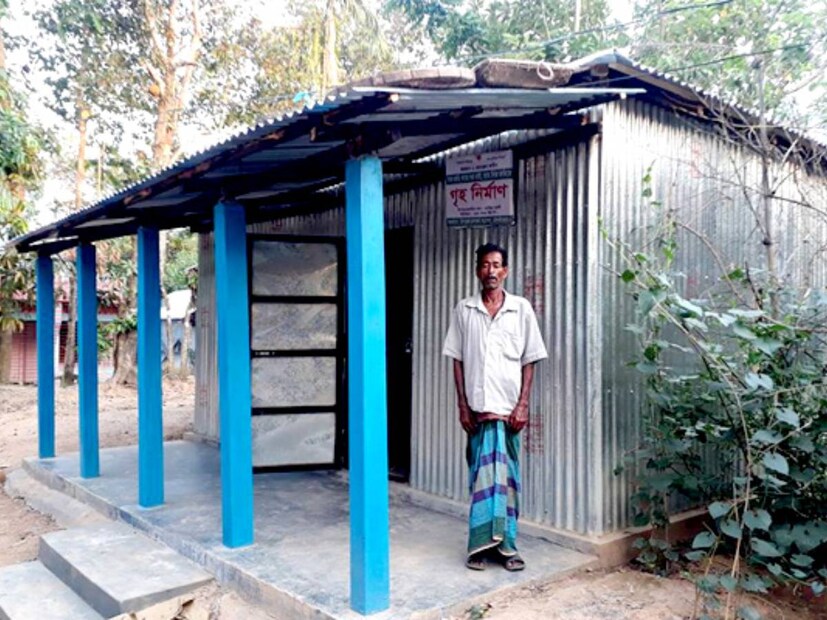 এ ছাড়া, টিনের ঘরের চাল উঁচু করে বানাতে পারেন৷ রাখতে পারেন বড়বড় দরজা, জানলা৷ যাতে হাওয়া বাতাস চলাচল করতে পারে৷ আর ঘরের ভিতরের খাট বা বসার জায়গা করবেন নিচুতে৷ নীচে থাকলে গরম কম লাগবে৷ 