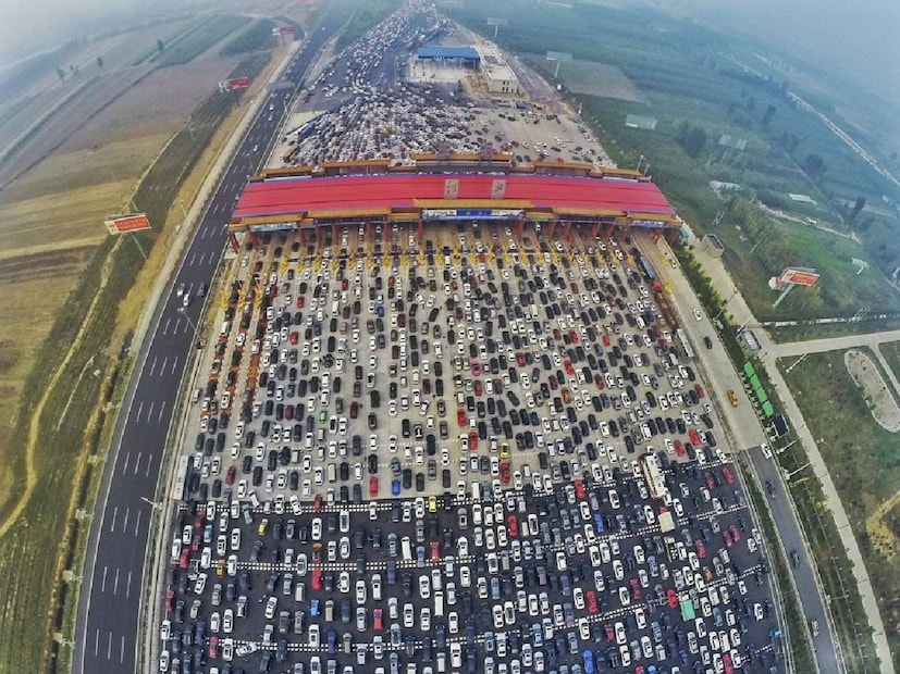 World's Longest Traffic Jam: দুর্ভোগের সুযোগ নিয়ে চড়া দামে খাবার ও জল বিক্রি শুরু করে দিয়েছিলেন স্থানীয় বাসিন্দারা। ফেরি করে করে জল ও খাবার বিক্রি করেন তাঁরা।