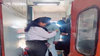 চমকে গেলেন টিকিট পরীক্ষক চমকে গেলেন টিকিট পরীক্ষক