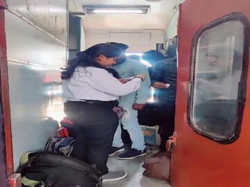 চমকে গেলেন টিকিট পরীক্ষক