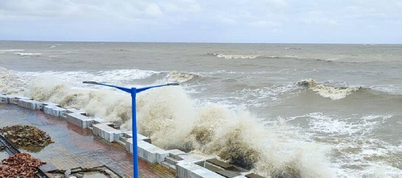 ১০ মে শুক্রবার দিঘা সমুদ্র সৈকতে পর্যটকের ভিড় ছিল চোখে পড়ার মতো। বহু সংখ্যক পর্যটক মনোরম আবহাওয়া উত্তাল সমুদ্রে সমুদ্রস্নানের মজা উপভোগ করেন।