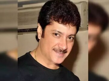 প্রিয় রেস্তরাঁর কেক, বিরিয়ানি! অভিষেকের ছবি আঁকড়েই জন্মদিন পালন স্ত্রী-কন্যার প্রিয় রেস্তরাঁর কেক, বিরিয়ানি! অভিষেকের ছবি আঁকড়েই জন্মদিন পালন স্ত্রী-কন্যার