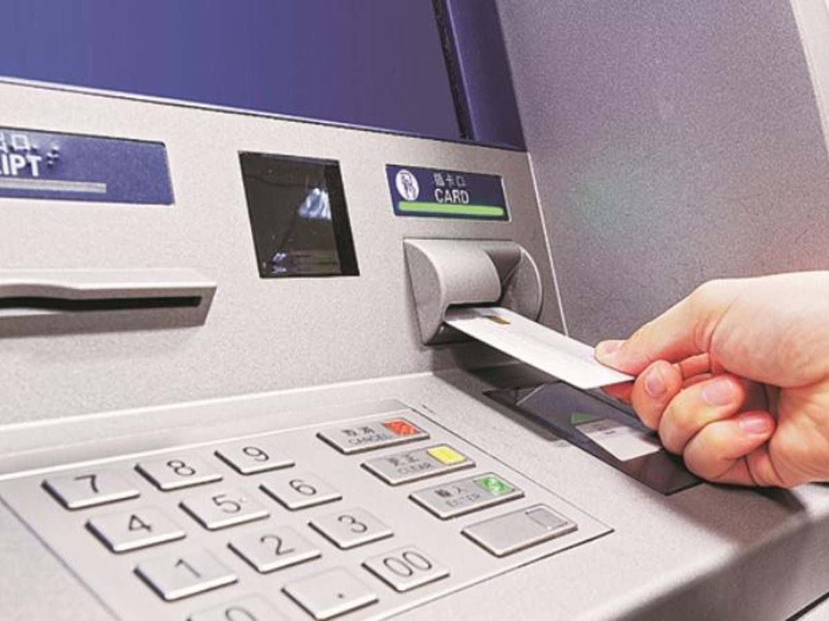 কিন্তু না একেবারেই নয়। ATM-এর পুরো কথা হল Automated teller machine। বর্তমানে, ব‍্যাঙ্কে না গিয়েও ব‍্যাঙ্কের সমস্ত কাজ এই মেশিনে করা যায়।
