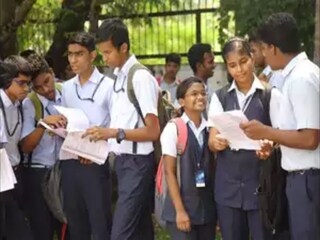 ছেলেদের থেকে পাশের হারে পিছিয়ে মেয়েরা