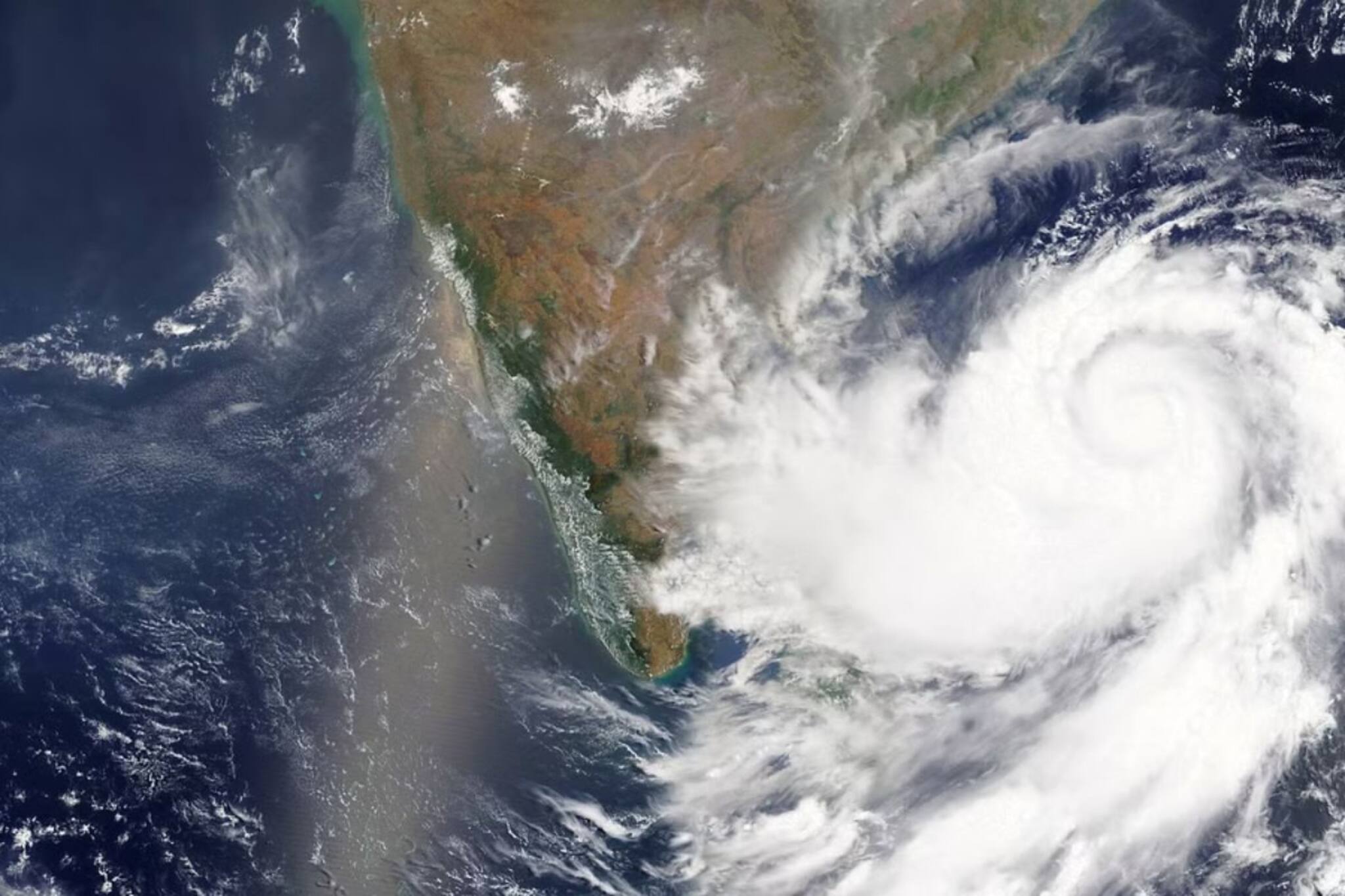 রাতেই আছড়ে পড়বে ঘূর্ণিঝড় রিমল, ঝড়ের সময় কী করবেন, আর কী করবেন না, জেনে নিন