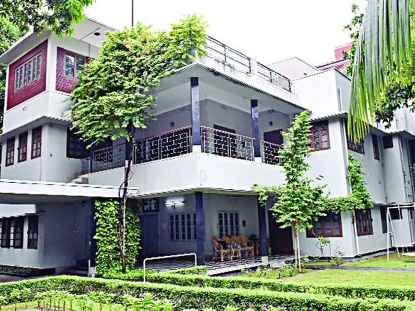 সুস্থ দেহের জন্য যেমন পরিষ্কার-পরিচ্ছন্নতা জরুরি, তেমনি ইতিবাচক ও সমৃদ্ধ জীবনের জন্য বাস্তুশাস্ত্রে ঘরের পরিষ্কার-পরিচ্ছন্নতাও অত্যন্ত গুরুত্বপূর্ণ বলে বিবেচিত হয়েছে। বাড়িতে ময়লা এবং বিশৃঙ্খলা নেতিবাচক শক্তির জন্ম দেয় এবং স্বাস্থ্য, সম্পদ, সমৃদ্ধি এবং সম্পর্কের মতো বিভিন্ন দিককে প্রভাবিত করে তাই ঘর পরিষ্কার রাখা উচিত।