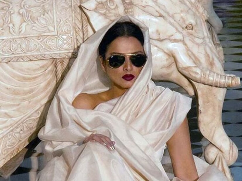 কিন্তু যে সময় ১৫ বছরের কিশোরী নায়িকার সঙ্গে এই ঘটনা ঘটে তখন বলিউড এত পরিণত হয়নি। কোনও ইন্টিমেসি কোঅর্ডিনেটরও ছিল না। 
