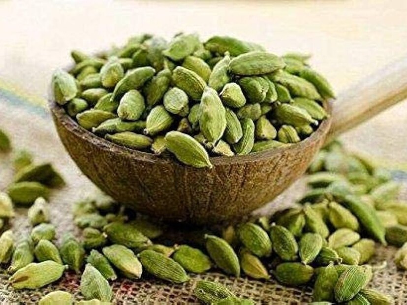এলাচ: শরীর ঠান্ডা রাখতে এলাচেরও জুড়ি মেলা ভার। শরীরকে ডিটক্সিফাইও করে এলাচ। এলাচের আরও অনেক গুণ রয়েছে। এটি শরীরের রক্তচাপ ও কোলেস্টেরল নিয়ন্ত্রণে রাখে। হজমশক্তি ভাল রাখতেও সাহায্য করে।