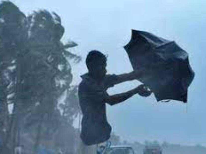 বৃষ্টিতে ভিজতে অনেকেরই ভাল লাগে। সামনেই আসছে বর্ষাকাল। আবার ফলে বিভিন্ন কারণে অনেকেই বৃষ্টিতে ভিজে যান। কিন্তু বৃষ্টিতে ভিজলেই সর্দি, কাশি, সর্দি, জ্বর বা সংক্রমণের ঝুঁকি তৈরি হয়। তবে কয়েকটি বিষয় মেনে চললে বৃষ্টিতে ভিজে গেলেও সংক্রমণে ঝুঁকেও কমে যাবে। 