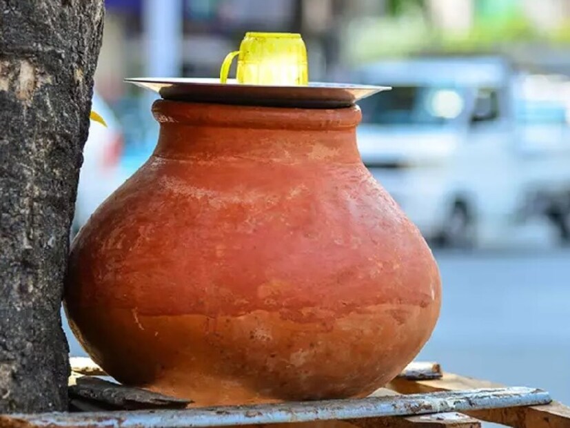 একটি নতুন স্কচ ব্রাইট নিন। এতে কোনও সাবান বা ডিটারজেন্ট লাগাবেন না। সামান‍্য নুন নিয়ে এই স্কচ ব্রাইট দিয়ে ভাল করে মাটির পাত্রটি ভাল করে ঘষে নিন। 