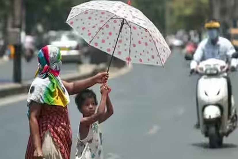 শুক্রবার থেকে রবিবারের মধ্যে তাপমাত্রা কমবে ২ থেকে ৩ ডিগ্রি সেলসিয়াস। সোমবার বৃষ্টির কারণে আরও তাপমাত্রা কমে স্বাভাবিকের কাছে চলে আসবে পারদ। কলকাতায় সকালে পরিষ্কার আকাশ হলেও বিকেলের দিকে আংশিক মেঘলা আকাশ। সকালে শুকনো গরম। বেলা শেষে আর্দ্রতাজনিত অস্বস্তি ভোগাবে। গরম ও অস্বস্তিকর আবহাওয়া। 